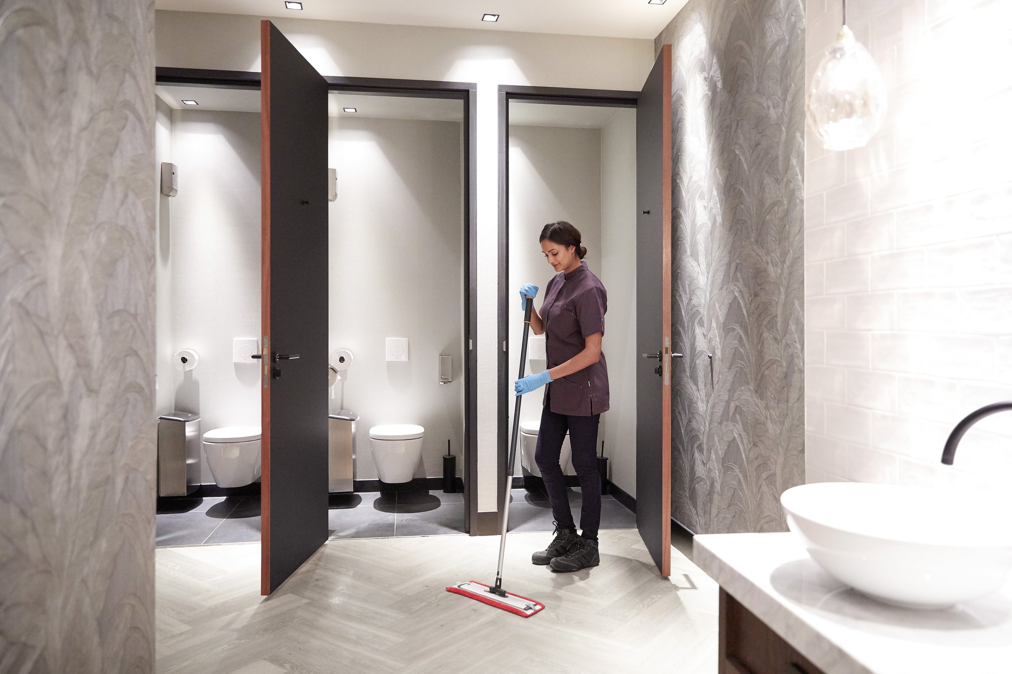 HOSPITALITY_04_Floor_cleaning-1